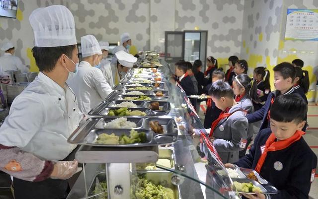 加快推進學(xué)校食堂“明廚亮灶”全覆蓋，維護舌尖上的安全