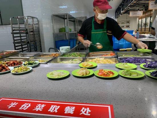 學校食堂推出半份菜